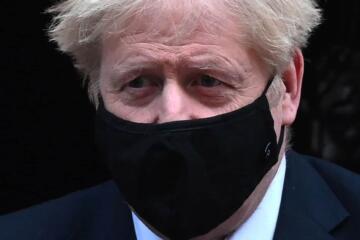Boris Johnson in facemask edited