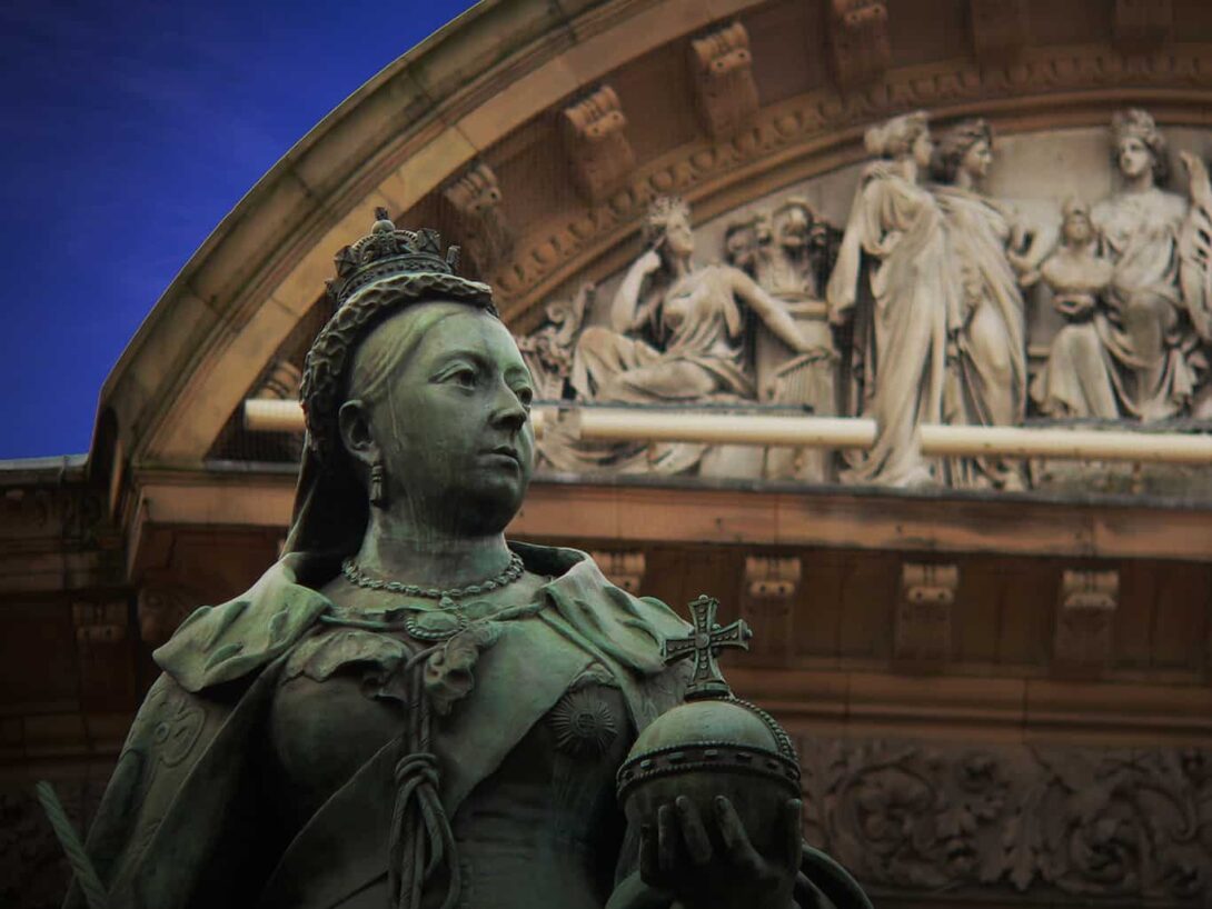 Queen Victoria Statue Gradient 1