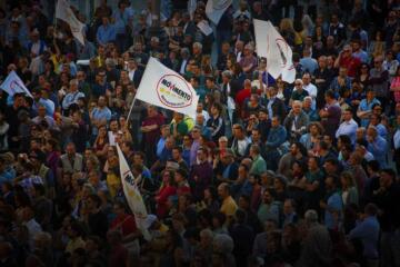 Five Star Movement Rally Gradient