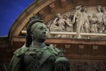 Queen Victoria Statue Gradient 1