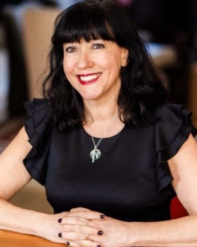 Dolores Saiz, Comment Central contributor